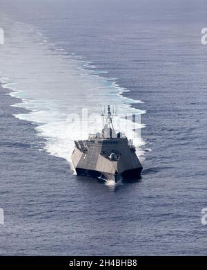 211029-N-LI768-3361 PHILIPPINISCHES MEER (OKT 29, 2021) – das Litoral Combat Ship USS Tulsa (LCS 16) durchsetzt die philippinische See. Tulsa, Teil von Destroyer Squadron Seven, ist im Rotationseinsatz und arbeitet im 7. Flottenbereich der USA, um die Interoperabilität mit Partnern zu verbessern und als einsatzbereite Kraft zur Unterstützung einer freien und offenen Region im Indo-Pazifik-Raum zu dienen. (USA Navy Foto von Mass Communication Specialist 1st Class Devin M. langer) Stockfoto