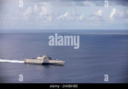 211029-N-LI768-3405 PHILIPPINISCHES MEER (OKT 29, 2021) – das Litoral Combat Ship USS Tulsa (LCS 16) durchsetzt die philippinische See. Tulsa, Teil von Destroyer Squadron Seven, ist im Rotationseinsatz und arbeitet im 7. Flottenbereich der USA, um die Interoperabilität mit Partnern zu verbessern und als einsatzbereite Kraft zur Unterstützung einer freien und offenen Region im Indo-Pazifik-Raum zu dienen. (USA Navy Foto von Mass Communication Specialist 1st Class Devin M. langer) Stockfoto