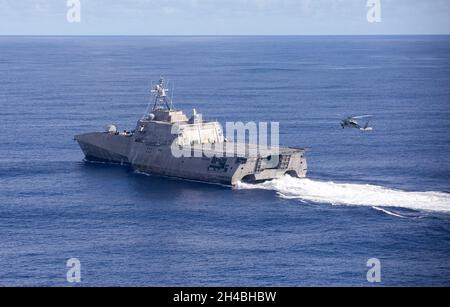 211029-N-LI768-3257 PHILIPPINISCHES MEER (OKT 29, 2021) – ein Hubschrauber der MH-60S Sea Hawk, der den „Island Knights“ des Hubschrauber-Seekampfgeschwaders (HSC) 25 zugewiesen wurde, landet an Bord des Litoral Combat Ship USS Tulsa (LCS 16) mit Independence-Variant. Tulsa, Teil von Destroyer Squadron Seven, ist im Rotationseinsatz und arbeitet im 7. Flottenbereich der USA, um die Interoperabilität mit Partnern zu verbessern und als einsatzbereite Kraft zur Unterstützung einer freien und offenen Region im Indo-Pazifik-Raum zu dienen. (USA Navy Foto von Mass Communication Specialist 1st Class Devin M. langer) Stockfoto