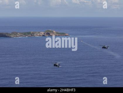 PHILIPPINISCHES MEER (Okt 29, 2021) – ein Sea Hawk-Hubschrauber der MH-60S, der den „Island Knights“ des Helicopter Sea Combat Squadron (HSC) 25 zugewiesen wurde, startet während einer Übung eine AGM 114 Hellfire-Rakete. Der Hubschrauber landete an Bord des Litoral Combat Ship USS Tulsa (LCS 16) mit einer Rakete auf Last. (USA Navy Foto von Mass Communication Specialist 2nd Class Zachary Grooman) Stockfoto