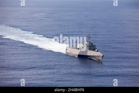 211029-N-LI768-3278 PHILIPPINISCHES MEER (OKT 29, 2021) – das Litoral Combat Ship USS Tulsa (LCS 16) durchsetzt die philippinische See. Tulsa, Teil von Destroyer Squadron Seven, ist im Rotationseinsatz und arbeitet im 7. Flottenbereich der USA, um die Interoperabilität mit Partnern zu verbessern und als einsatzbereite Kraft zur Unterstützung einer freien und offenen Region im Indo-Pazifik-Raum zu dienen. (USA Navy Foto von Mass Communication Specialist 1st Class Devin M. langer) Stockfoto