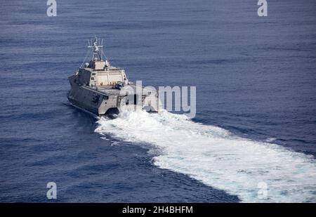 211029-N-LI768-3446 PHILIPPINISCHES MEER (OKT 29, 2021) – das Litoral Combat Ship USS Tulsa (LCS 16) durchsetzt die philippinische See. Tulsa, Teil von Destroyer Squadron Seven, ist im Rotationseinsatz und arbeitet im 7. Flottenbereich der USA, um die Interoperabilität mit Partnern zu verbessern und als einsatzbereite Kraft zur Unterstützung einer freien und offenen Region im Indo-Pazifik-Raum zu dienen. (USA Navy Foto von Mass Communication Specialist 1st Class Devin M. langer) Stockfoto