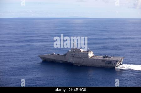 211029-N-LI768-3478 PHILIPPINISCHES MEER (OKT 29, 2021) – das Litoral Combat Ship USS Tulsa (LCS 16) durchsetzt die philippinische See. Tulsa, Teil von Destroyer Squadron Seven, ist im Rotationseinsatz und arbeitet im 7. Flottenbereich der USA, um die Interoperabilität mit Partnern zu verbessern und als einsatzbereite Kraft zur Unterstützung einer freien und offenen Region im Indo-Pazifik-Raum zu dienen. (USA Navy Foto von Mass Communication Specialist 1st Class Devin M. langer) Stockfoto