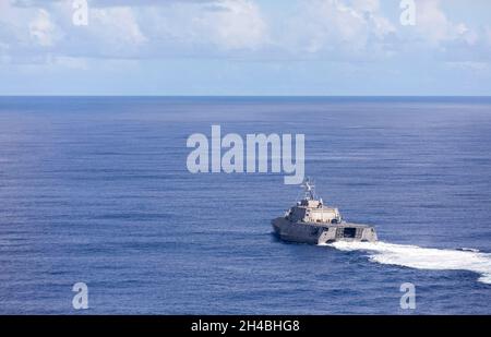 211029-N-LI768-3263 PHILIPPINISCHES MEER (OKT 29, 2021) – das Litoral Combat Ship USS Tulsa (LCS 16) durchsetzt die philippinische See. Tulsa, Teil von Destroyer Squadron Seven, ist im Rotationseinsatz und arbeitet im 7. Flottenbereich der USA, um die Interoperabilität mit Partnern zu verbessern und als einsatzbereite Kraft zur Unterstützung einer freien und offenen Region im Indo-Pazifik-Raum zu dienen. (USA Navy Foto von Mass Communication Specialist 1st Class Devin M. langer) Stockfoto