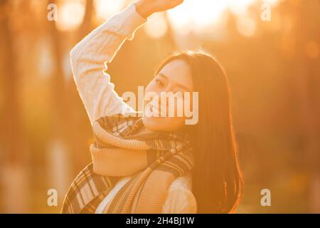 Glückliche und schöne junge Frau Stockfoto