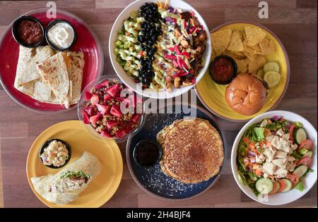 Food Story, gesundes Frühstück Pfannkuchen, Obst- und Getreideschalen Top View Brunch Vollkorn, Pfannkuchen Stockfoto