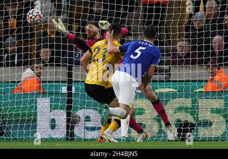 Wolverhampton, England, 1. November 2021. Jose Sa von Wolverhampton Wanderers rettet sich während des Premier League-Spiels in Molineux, Wolverhampton. Bildnachweis sollte lauten: Darren Staples / Sportimage Credit: Sportimage/Alamy Live News Stockfoto