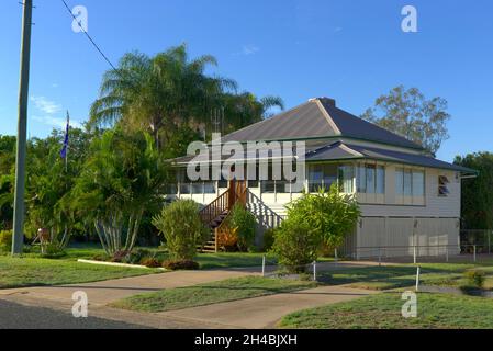 Wohnhaus, das Teil der Straßenlandschaft in der Meson Street Gayndah Queensland Australia ist Stockfoto