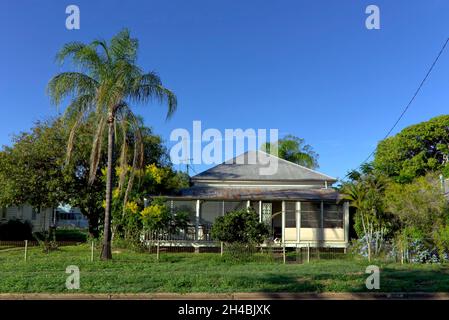 Wohnhaus, das Teil der Straßenlandschaft in der Meson Street Gayndah Queensland Australia ist Stockfoto