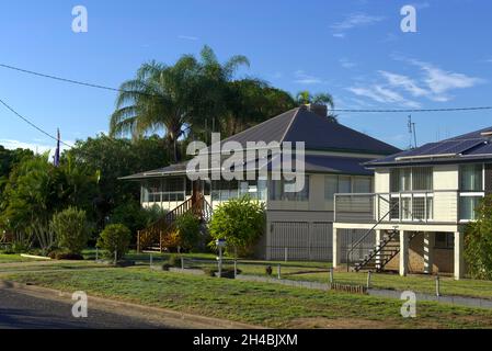 Wohnhaus, das Teil der Straßenlandschaft in der Meson Street Gayndah Queensland Australia ist Stockfoto