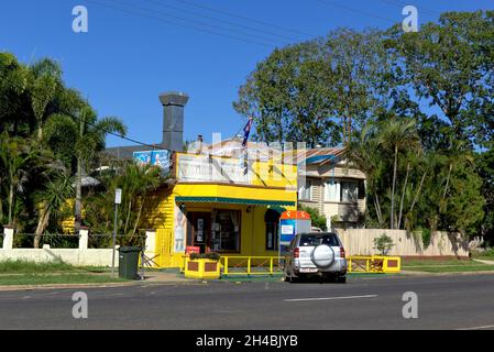 Leanne und Mikes Takeaway Shop bilden einen farbenfrohen Teil der Straßenlandschaft der Meson Street Gayndah Queensland Australia Stockfoto