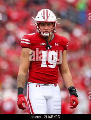 Madison, WI, USA. Oktober 2021. Nick Herbig (19), Linebacker der Wisconsin Dachs, während des NCAA Football Spiels zwischen den Iowa Hawkeyes und den Wisconsin Dachsen im Camp Randall Stadium in Madison, WI. Darren Lee/CSM/Alamy Live News Stockfoto