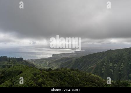 Am frühen Morgen, Hawaii, hat man vom Waihee Ridge Trail aus eine Panoramaaussicht auf die Maui-Nordküste Stockfoto