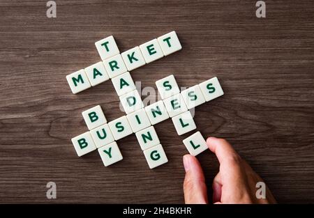 Wörter des Geschäftsmarketings gesammelt in Kreuzworträtsel mit Plastikwürfeln Stockfoto