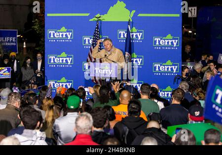 Fairfax, Virginia, USA. November 2021. TERRY MCAULIFFE, demokratischer Kandidat für den Gouverneur von Virginia, gibt seine Schlussargumente am Vorabend der Wahl ab.(Bildquelle: © Brian Cahn/ZUMA Press Wire) Stockfoto