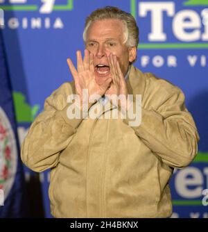 Fairfax, Virginia, USA. November 2021. TERRY MCAULIFFE, demokratischer Kandidat für den Gouverneur von Virginia, gibt seine Schlussargumente am Vorabend der Wahl ab.(Bildquelle: © Brian Cahn/ZUMA Press Wire) Stockfoto