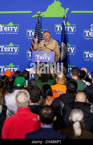 Fairfax, Virginia, USA. November 2021. TERRY MCAULIFFE, demokratischer Kandidat für den Gouverneur von Virginia, gibt seine Schlussargumente am Vorabend der Wahl ab.(Bildquelle: © Brian Cahn/ZUMA Press Wire) Stockfoto