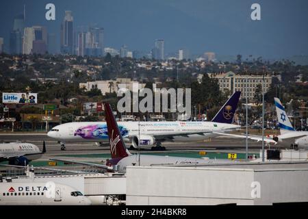 Los Angeles, Kalifornien, USA. März 2019. Eine Saudi Arabian Airlines Boeing Co 777-300 (Registrierung HZ-AK43) am internationalen Flughafen Los Angeles (LAX) am Donnerstag, den 28. März 2019 in Los Angeles, Kalifornien. © 2019 Patrick T. Fallon (Bildnachweis: © Patrick Fallon/ZUMA Press Wire) Stockfoto