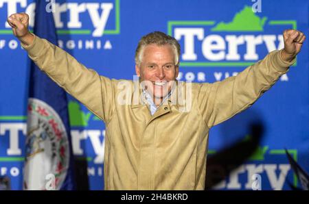 Fairfax, Virginia, USA. November 2021. TERRY MCAULIFFE, demokratischer Kandidat für den Gouverneur von Virginia, gibt seine Schlussargumente am Vorabend der Wahl ab.(Bildquelle: © Brian Cahn/ZUMA Press Wire) Stockfoto