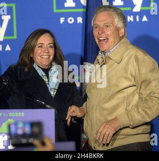 Fairfax, Virginia, USA. November 2021. TERRY MCAULIFFE, Kandidat der Demokraten für das Amt des Gouverneurs von Virginia, und seine Frau DOROTHY MCAULIFFE, als Terry am Vorabend der Wahl seine Schlussargumente vorlegt. (Bild: © Brian Cahn/ZUMA Press Wire) Stockfoto