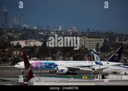 Los Angeles, Kalifornien, USA. März 2019. Eine Saudi Arabian Airlines Boeing Co 777-300 (Registrierung HZ-AK43) am internationalen Flughafen Los Angeles (LAX) am Donnerstag, den 28. März 2019 in Los Angeles, Kalifornien. © 2019 Patrick T. Fallon (Bildnachweis: © Patrick Fallon/ZUMA Press Wire) Stockfoto