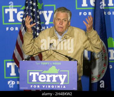 Fairfax, Virginia, USA. November 2021. TERRY MCAULIFFE, demokratischer Kandidat für den Gouverneur von Virginia, gibt seine Schlussargumente am Vorabend der Wahl ab.(Bildquelle: © Brian Cahn/ZUMA Press Wire) Stockfoto