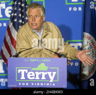 Fairfax, Virginia, USA. November 2021. TERRY MCAULIFFE, demokratischer Kandidat für den Gouverneur von Virginia, gibt seine Schlussargumente am Vorabend der Wahl ab.(Bildquelle: © Brian Cahn/ZUMA Press Wire) Stockfoto