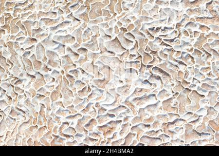 Strukturierter Hintergrund von asymmetrischen Kalksteinablagerungen. Draufsicht Stockfoto