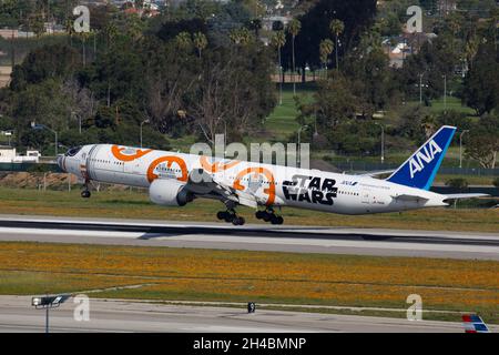 Los Angeles, Kalifornien, USA. März 2019. Eine All Nippon Airways (ANA) Boeing Co. 777-300ER mit Star Wars BB-8 Lackierung (Registrierung JA789A) landet am Donnerstag, den 28. März 2019 in Los Angeles, Kalifornien, auf dem Los Angeles International Airport (LAX). © 2019 Patrick T. Fallon. (Bild: © Patrick Fallon/ZUMA Press Wire) Stockfoto