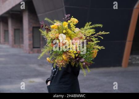 Kreatives Layout von Blumen und Blättern. Der Begriff der Natur. Eine Karte mit Blumen. Farbenfroher Blumenhintergrund und Textraum. Stockfoto