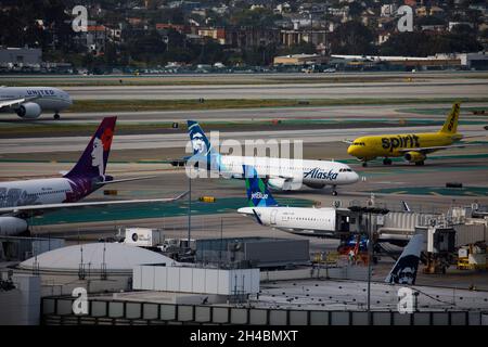 Los Angeles, Kalifornien, USA. März 2019. Ein Alaska Airlines Airbus A320 (Registration N839VA) taxi am Donnerstag, dem 28. März 2019, in Los Angeles, Kalifornien, an einem Spirit Airlines Airbus A320 (Registration N615NK) und Hawaiian Airlines Flugzeugen vorbei. © 2019 Patrick T. Fallon (Bildnachweis: © Patrick Fallon/ZUMA Press Wire) Stockfoto
