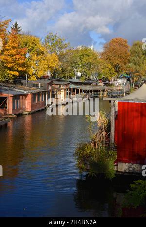 Berlin, Deutschland, schöner Blick auf die kleinen Holzhütten und Restaurants am Flutgraben Stockfoto