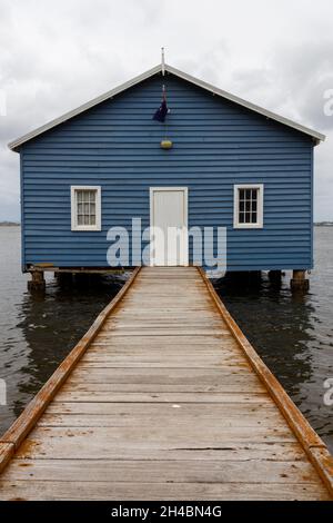 Crawley Edge Boatshed, auch bekannt als das blaue Bootshaus, das am 21. Oktober 2021 in Crawley Perth Western Australia liegt Stockfoto