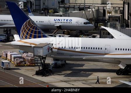 Los Angeles, Kalifornien, USA. März 2019. Am Donnerstag, den 28. März 2019 in Los Angeles, Kalifornien, lädt ein Catering-Lkw einen Boeing Co. 787-9 Dreamliner der United Airlines (Registration N26960) auf dem Asphalt. © 2019 Patrick T. Fallon. (Bild: © Patrick Fallon/ZUMA Press Wire) Stockfoto