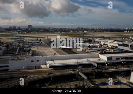 Los Angeles, Kalifornien, USA. März 2019. Der zentrale Terminalbereich des Los Angeles International Airport (LAX) und das United Airlines Terminal 7/8, vom Dach des Clifton A. Moore Administration Building, dem ehemaligen Flugsicherungsturm, am Donnerstag, den 28. März 2019 in Los Angeles, Kalifornien, aus gesehen. © 2019 Patrick T. Fallon (Bild der Quelle: © Patrick Fallon/ZUMA Press Wire) Stockfoto