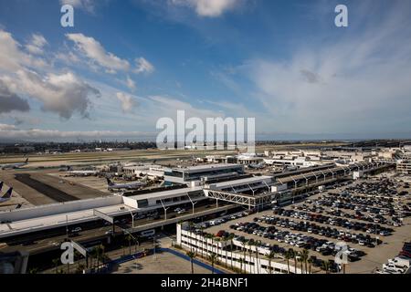 Los Angeles, Kalifornien, USA. März 2019. Der zentrale Terminal-Bereich (CTA) des Los Angeles International Airport (LAX) und das Terminal 7 vom Dach des Clifton A. Moore Administration Building, dem ehemaligen Flugsicherungsturm, am Donnerstag, den 28. März 2019 in Los Angeles, Kalifornien, aus gesehen. © 2019 Patrick T. Fallon (Bild der Quelle: © Patrick Fallon/ZUMA Press Wire) Stockfoto