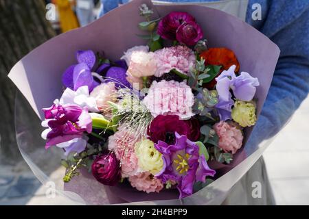 Kreatives Layout von Blumen und Blättern. Der Begriff der Natur. Eine Karte mit Blumen. Farbenfroher Blumenhintergrund und Textraum. Stockfoto
