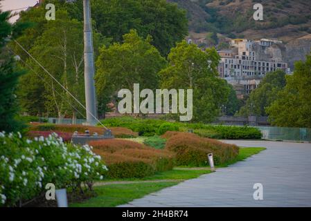 park in Tiflis am linken Ufer der Kura Stockfoto