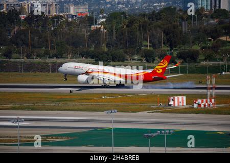 Los Angeles, Kalifornien, USA. März 2019. Ein Airbus SE A350-900 (Registrierung B-LGE) von Hong Kong Airlines landet am Donnerstag, den 28. März 2019, in Los Angeles, Kalifornien, am internationalen Flughafen Los Angeles (LAX). © 2019 Patrick T. Fallon (Bildnachweis: © Patrick Fallon/ZUMA Press Wire) Stockfoto