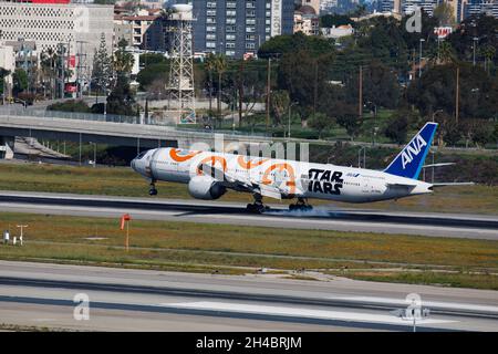 Los Angeles, Kalifornien, USA. März 2019. Eine All Nippon Airways (ANA) Boeing Co. 777-300ER mit Star Wars BB-8 Lackierung (Registrierung JA789A) landet am Donnerstag, den 28. März 2019 in Los Angeles, Kalifornien, auf dem Los Angeles International Airport (LAX). © 2019 Patrick T. Fallon. (Bild: © Patrick Fallon/ZUMA Press Wire) Stockfoto