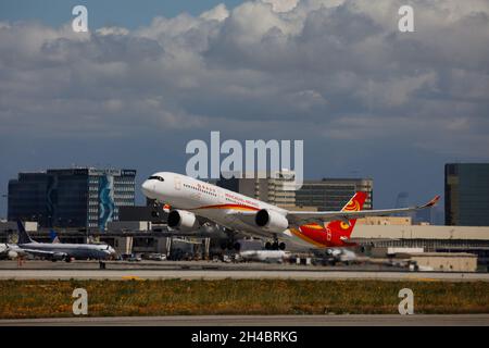 Los Angeles, Kalifornien, USA. März 2019. Am Donnerstag, den 28. März 2019, startet ein Airbus SE A350-900 (Registrierung B-LGE) der Hong Kong Airlines vom Los Angeles International Airport (LAX) in Los Angeles, Kalifornien. © 2019 Patrick T. Fallon (Bildnachweis: © Patrick Fallon/ZUMA Press Wire) Stockfoto