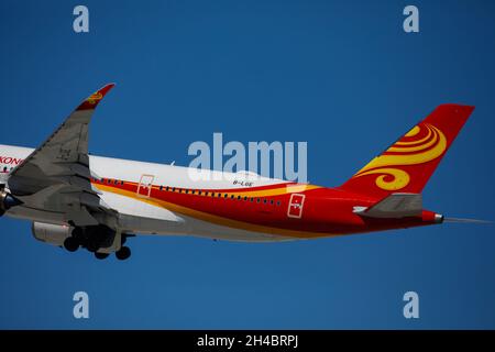 Los Angeles, Kalifornien, USA. März 2019. Am Donnerstag, den 28. März 2019, startet ein Airbus SE A350-900 (Registrierung B-LGE) der Hong Kong Airlines vom Los Angeles International Airport (LAX) in Los Angeles, Kalifornien. © 2019 Patrick T. Fallon (Bildnachweis: © Patrick Fallon/ZUMA Press Wire) Stockfoto