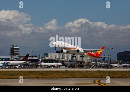 Los Angeles, Kalifornien, USA. März 2019. Am Donnerstag, den 28. März 2019, startet ein Airbus SE A350-900 (Registrierung B-LGE) der Hong Kong Airlines vom Los Angeles International Airport (LAX) in Los Angeles, Kalifornien. © 2019 Patrick T. Fallon (Bildnachweis: © Patrick Fallon/ZUMA Press Wire) Stockfoto