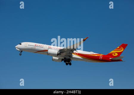 Los Angeles, Kalifornien, USA. März 2019. Am Donnerstag, den 28. März 2019, startet ein Airbus SE A350-900 (Registrierung B-LGE) der Hong Kong Airlines vom Los Angeles International Airport (LAX) in Los Angeles, Kalifornien. © 2019 Patrick T. Fallon (Bildnachweis: © Patrick Fallon/ZUMA Press Wire) Stockfoto