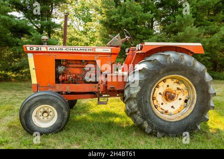 Ein orangefarbener antik getrackter Allis-Chalmers D21 Reihenkulturen-Traktor in Warren, Indiana, USA. Stockfoto