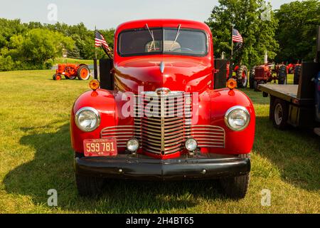 Ein roter antiker 1949 International Truck auf einer Ausstellung in Warren, Indiana, USA. Stockfoto