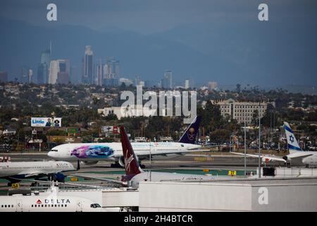 Los Angeles, Kalifornien, USA. März 2019. Eine Saudi Arabian Airlines Boeing Co 777-300 (Registrierung HZ-AK43) am internationalen Flughafen Los Angeles (LAX) am Donnerstag, den 28. März 2019 in Los Angeles, Kalifornien. © 2019 Patrick T. Fallon (Bildnachweis: © Patrick Fallon/ZUMA Press Wire) Stockfoto