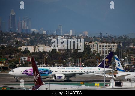 Los Angeles, Kalifornien, USA. März 2019. Eine Saudi Arabian Airlines Boeing Co 777-300 (Registrierung HZ-AK43) am internationalen Flughafen Los Angeles (LAX) am Donnerstag, den 28. März 2019 in Los Angeles, Kalifornien. © 2019 Patrick T. Fallon (Bildnachweis: © Patrick Fallon/ZUMA Press Wire) Stockfoto