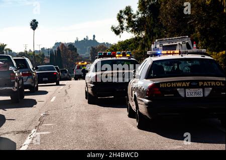 Polizeibeamte des California Highway reagieren auf einen Autobahnunfall in der Nähe der Innenstadt von Los Angeles, Kalifornien Stockfoto