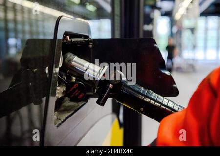 Augsburg, Deutschland. Okt. 2021. In einer Werkstatt wird ein mit Erdgas/komprimiertem Erdgas (CNG) betriebener Bus des Stadtwerke Augsburg betankt. Quelle: Finn Winkler/dpa/Alamy Live News Stockfoto